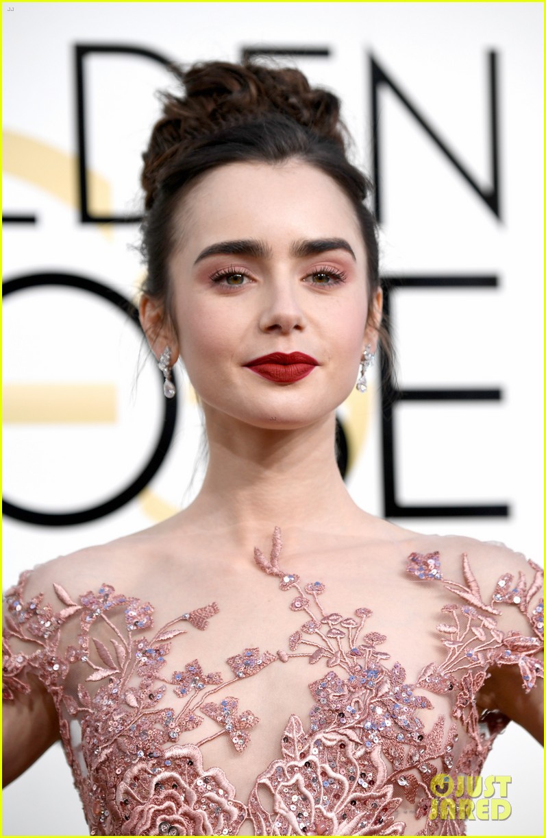lily collins golden globes 2017 03