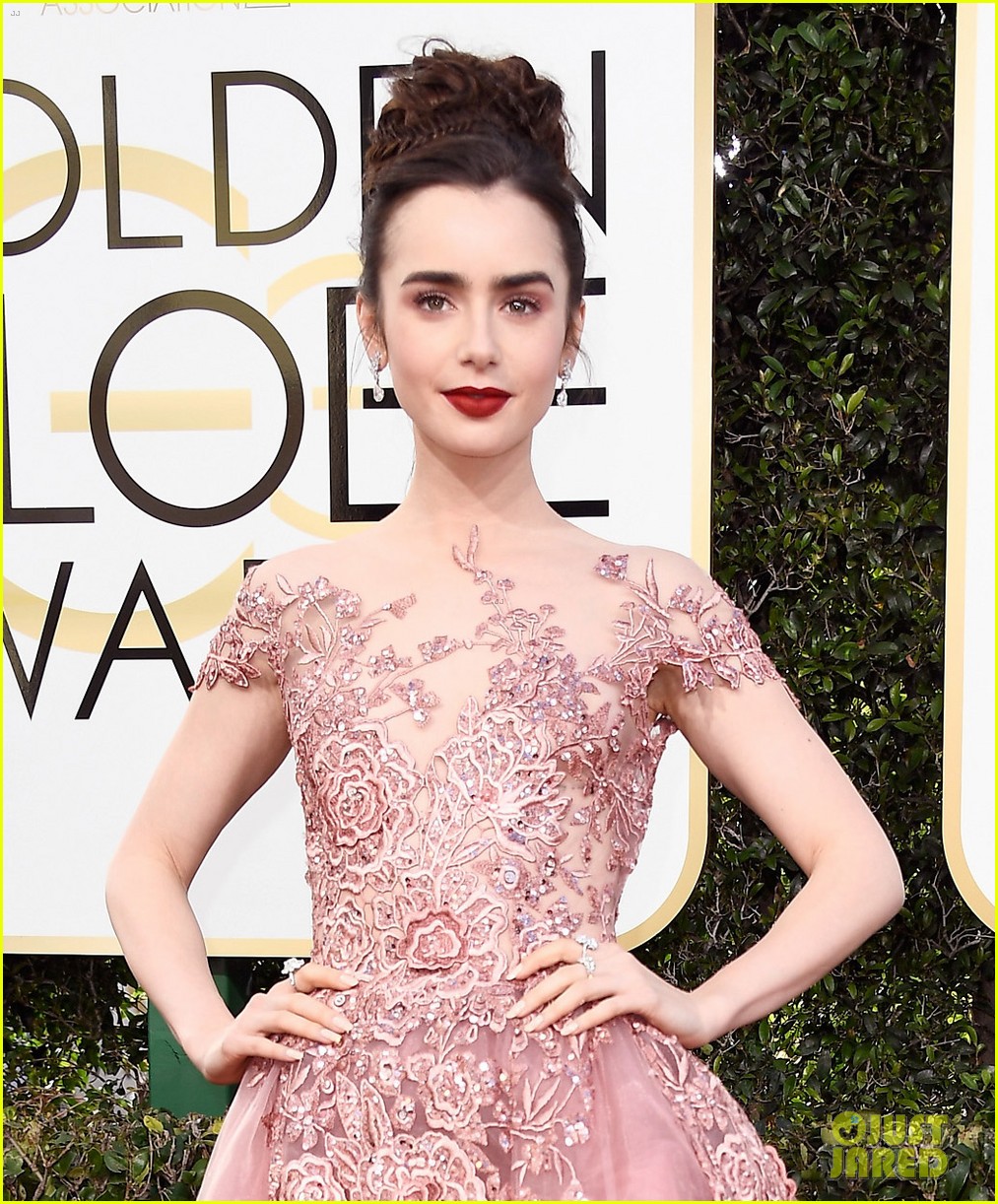 lily collins golden globes 2017 08
