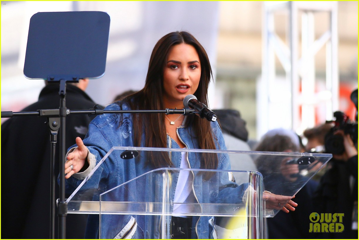 miley cyrus gina rodriguez and barbra streisand stand together at womens march 05