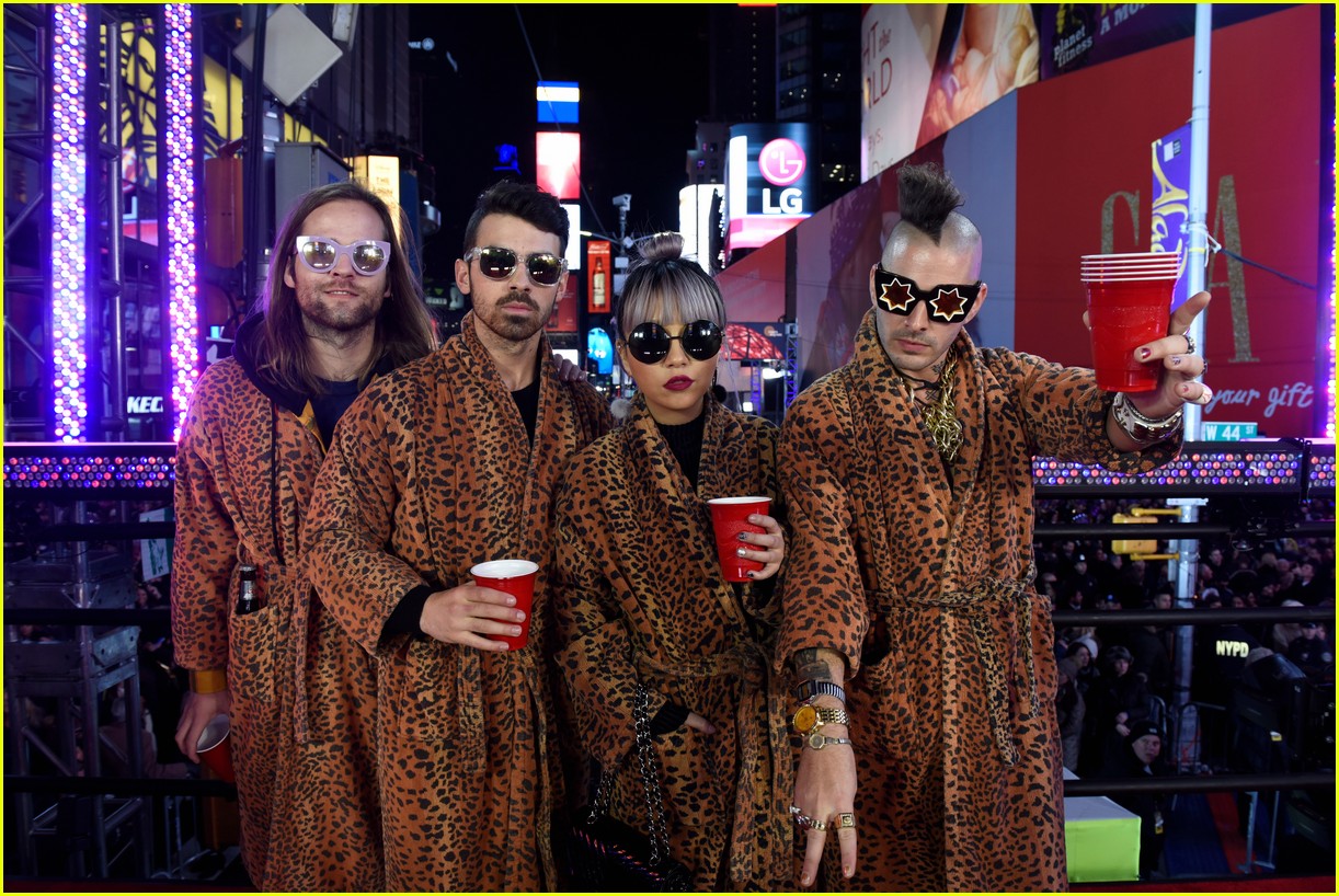 dnce new years eve times square 02