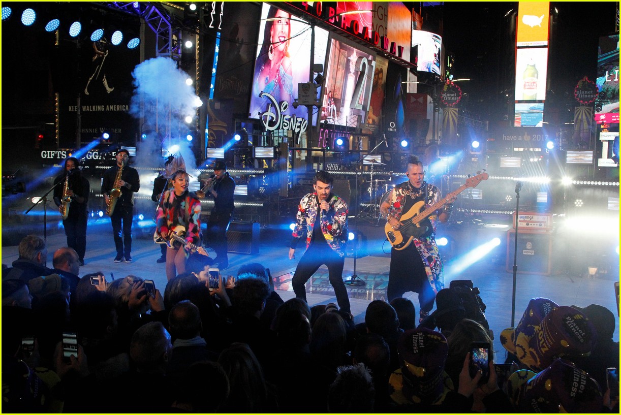 dnce new years eve times square 04
