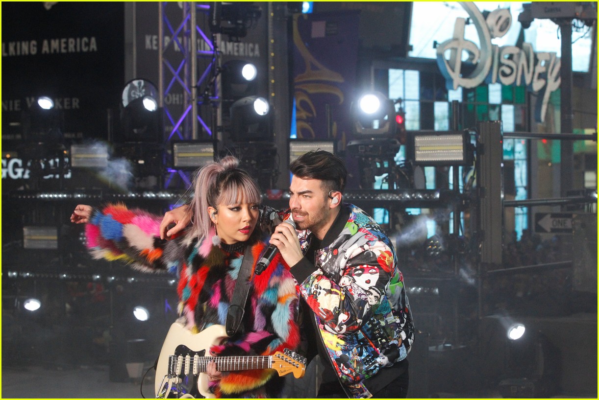 dnce new years eve times square 19