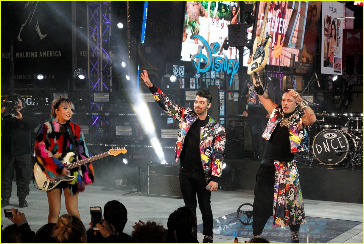 dnce new years eve times square 22