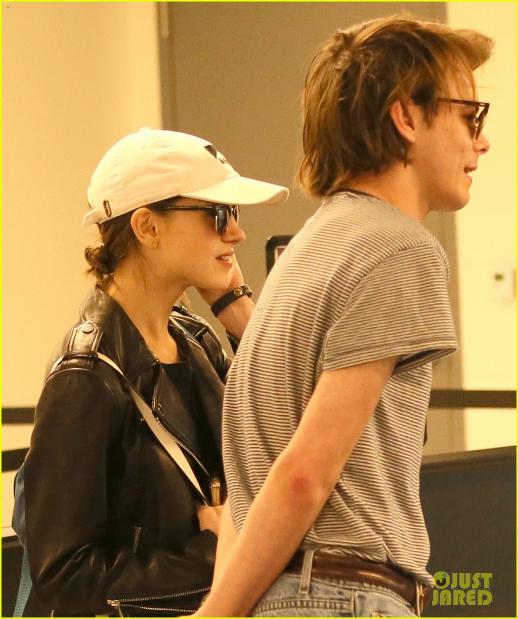 natalia dyer and charlie heaton catch flight out of lax after winning big at sag awards 02