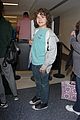 natalia dyer and charlie heaton catch flight out of lax after winning big at sag awards 06