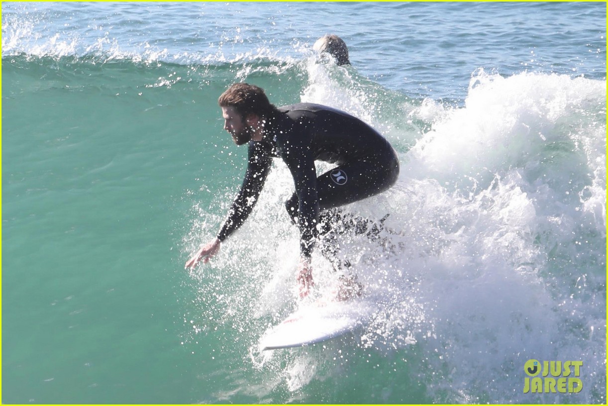 liam hemsworth and brother luke show off their wetsuit bods at the beach 01