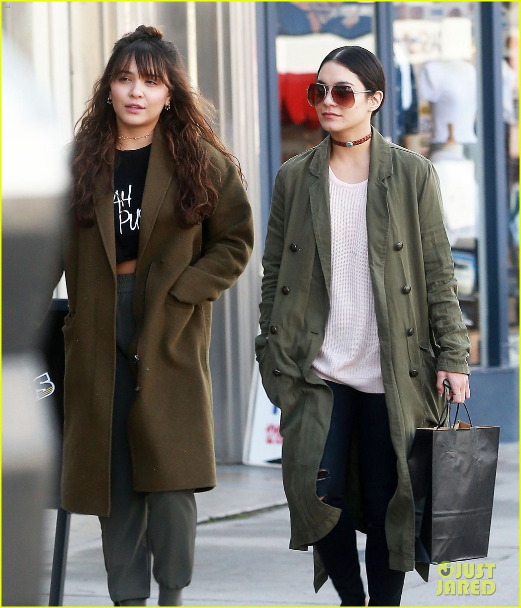 vanessa hudgens spends afternoon shopping with stella 02