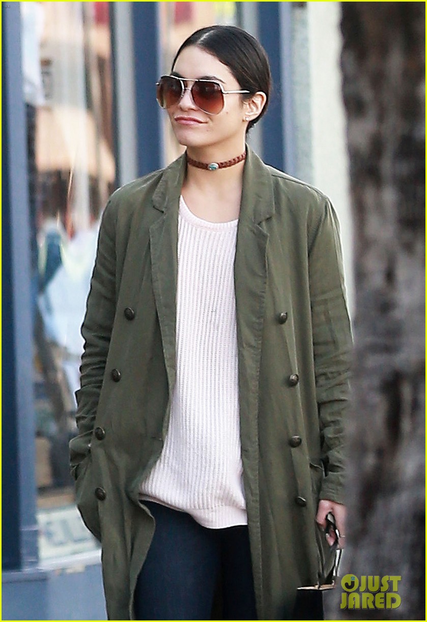 vanessa hudgens spends afternoon shopping with stella 04