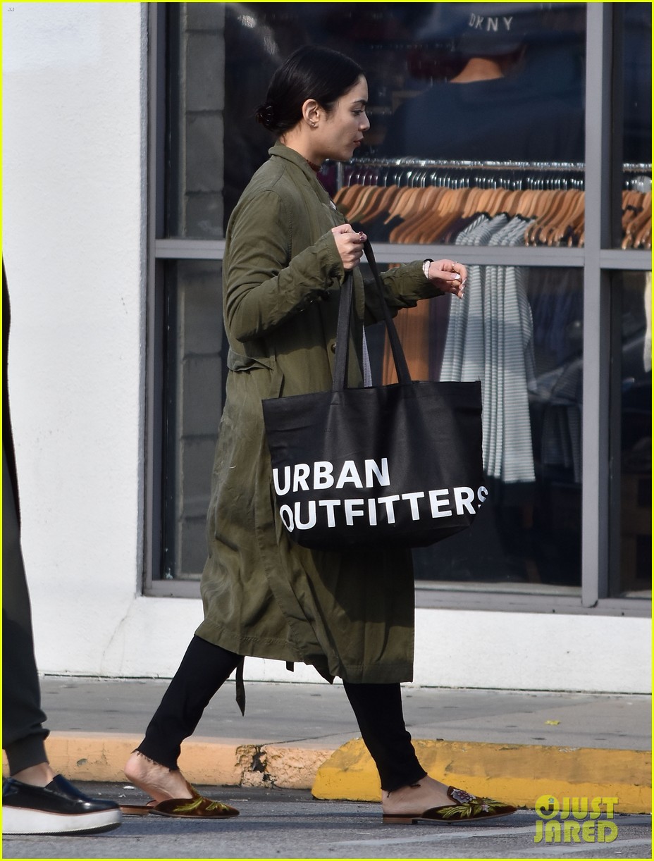 vanessa hudgens spends afternoon shopping with stella 09