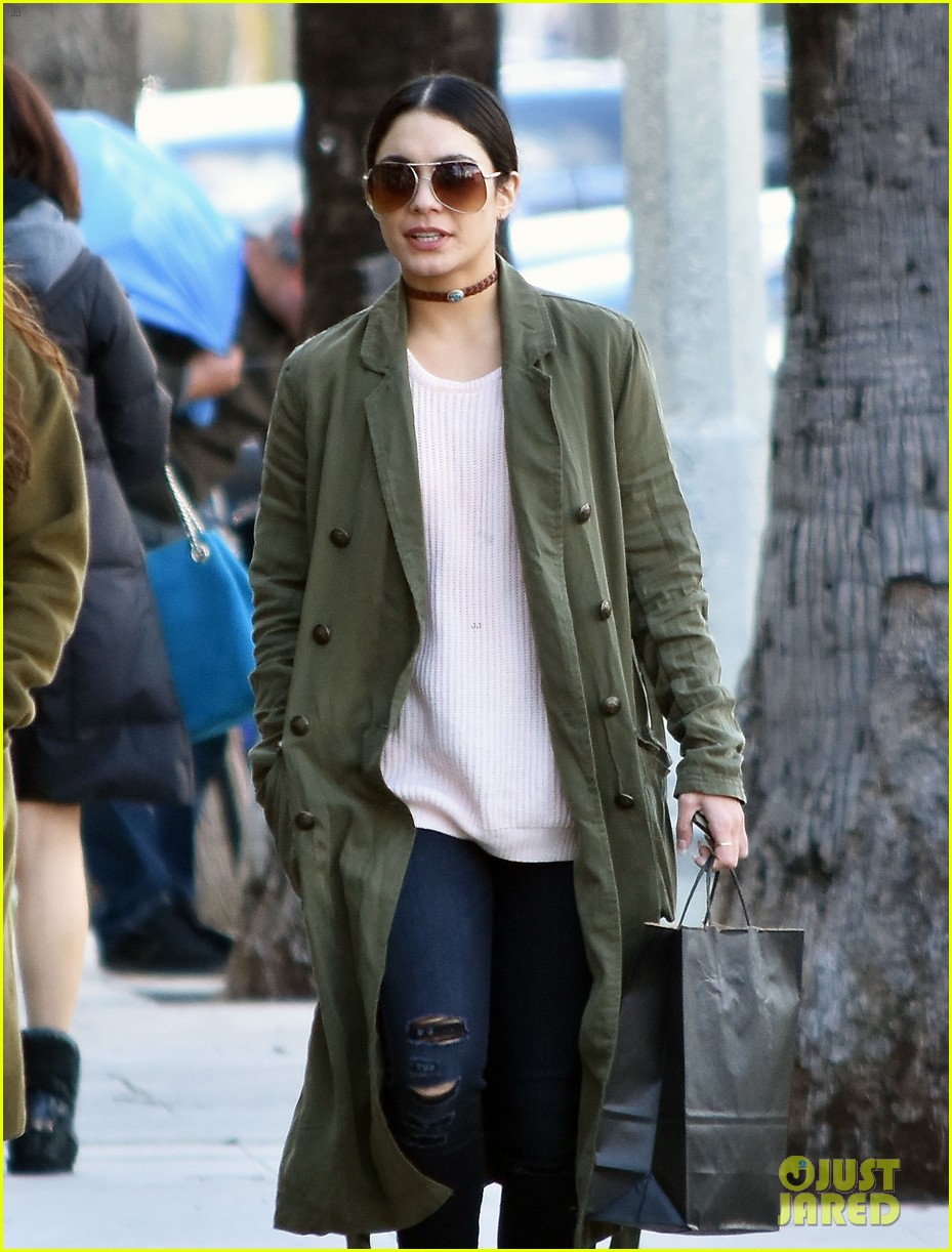 vanessa hudgens spends afternoon shopping with stella 11