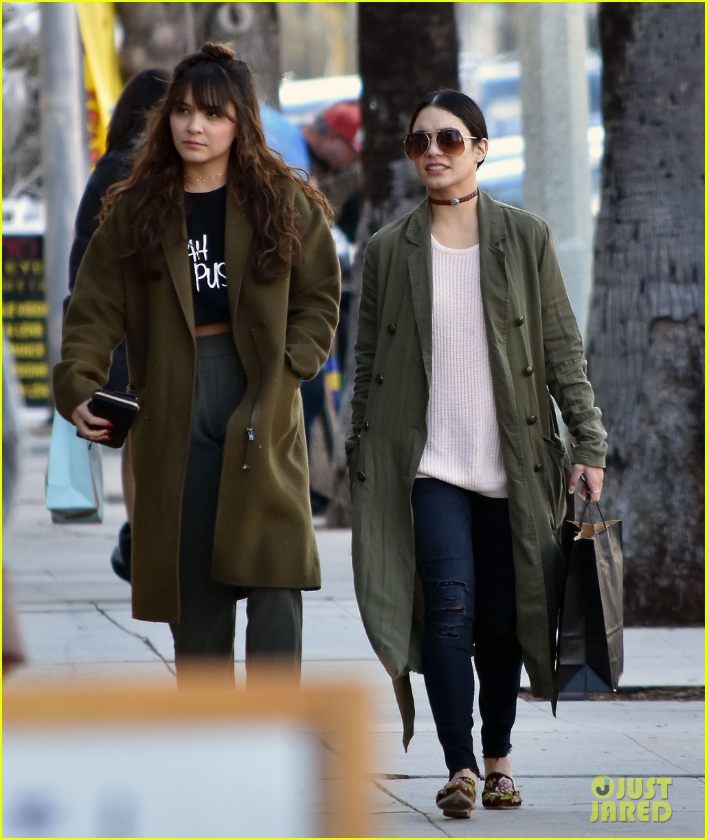 vanessa hudgens spends afternoon shopping with stella 12