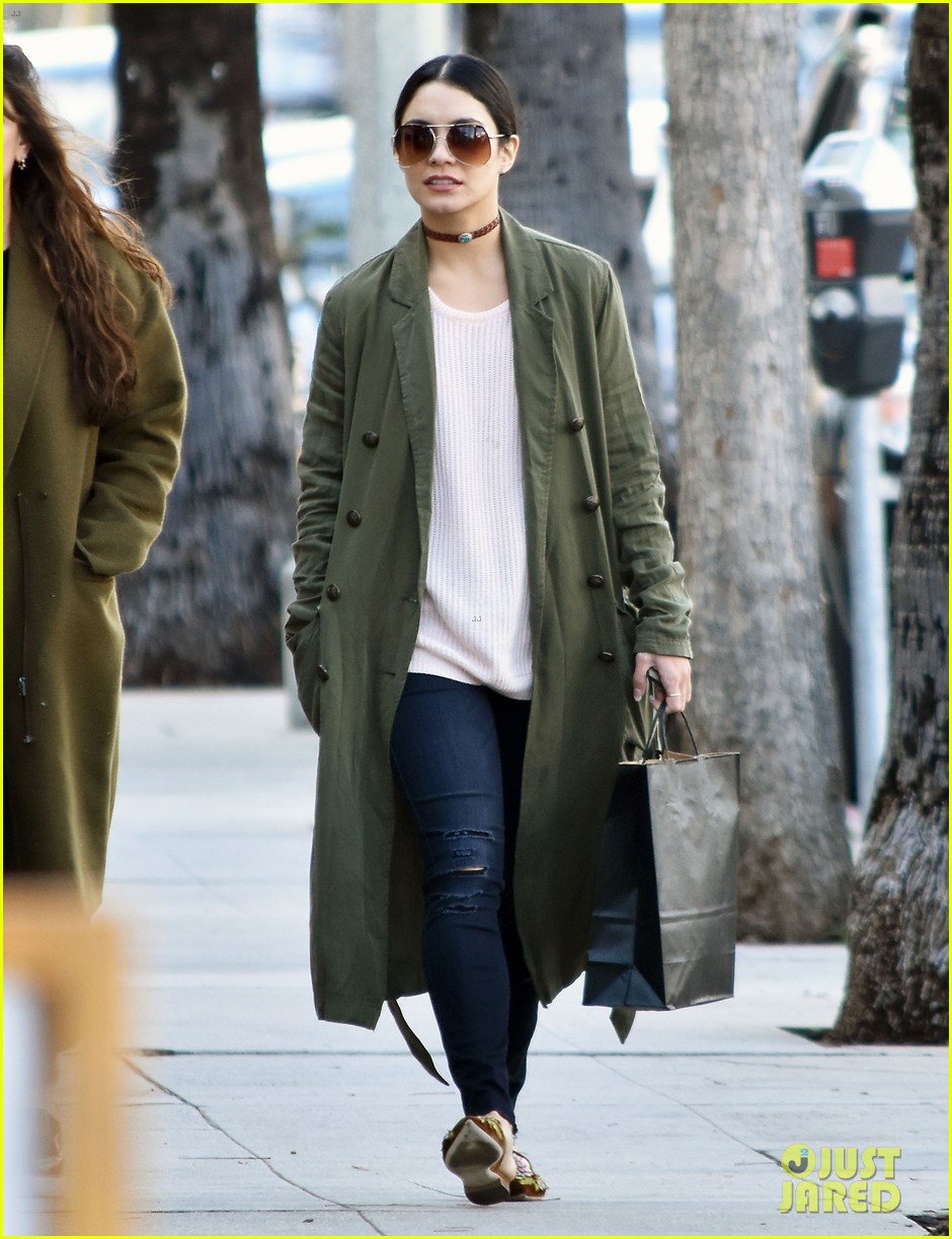 vanessa hudgens spends afternoon shopping with stella 13