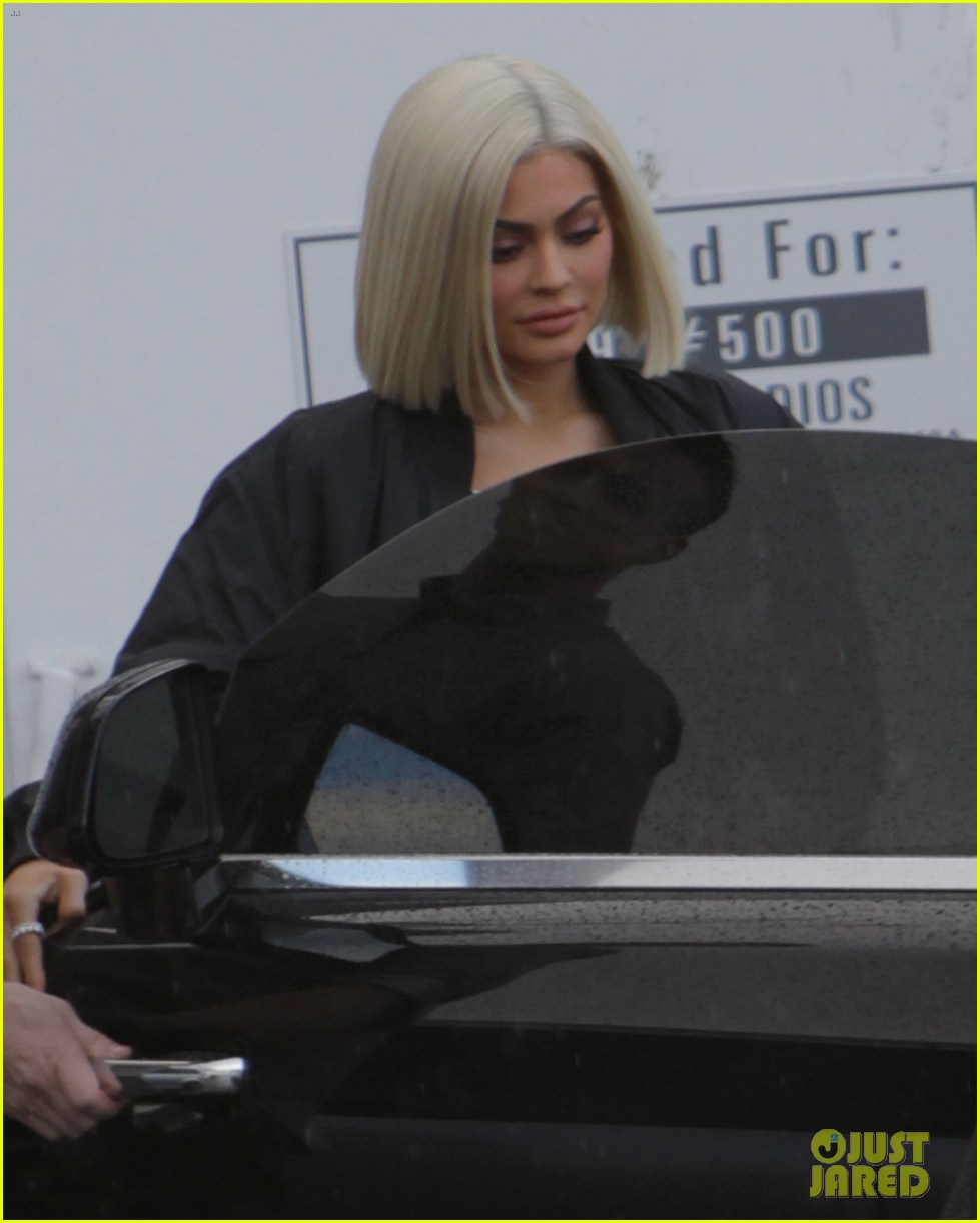 kylie jenner showa offo new blonde bob hairstyle 03