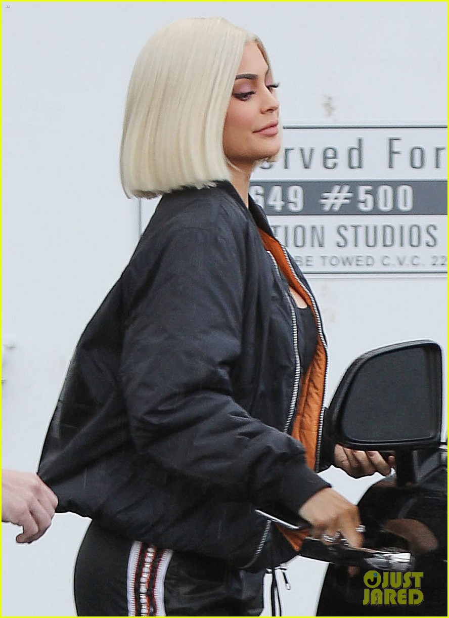 kylie jenner showa offo new blonde bob hairstyle 05