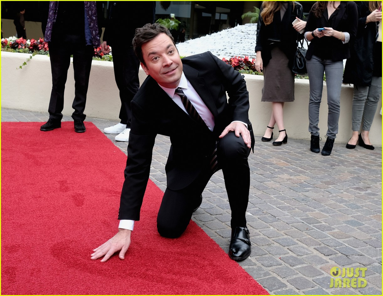 jimmy fallon rolls out the red carpet for the golden globes 03