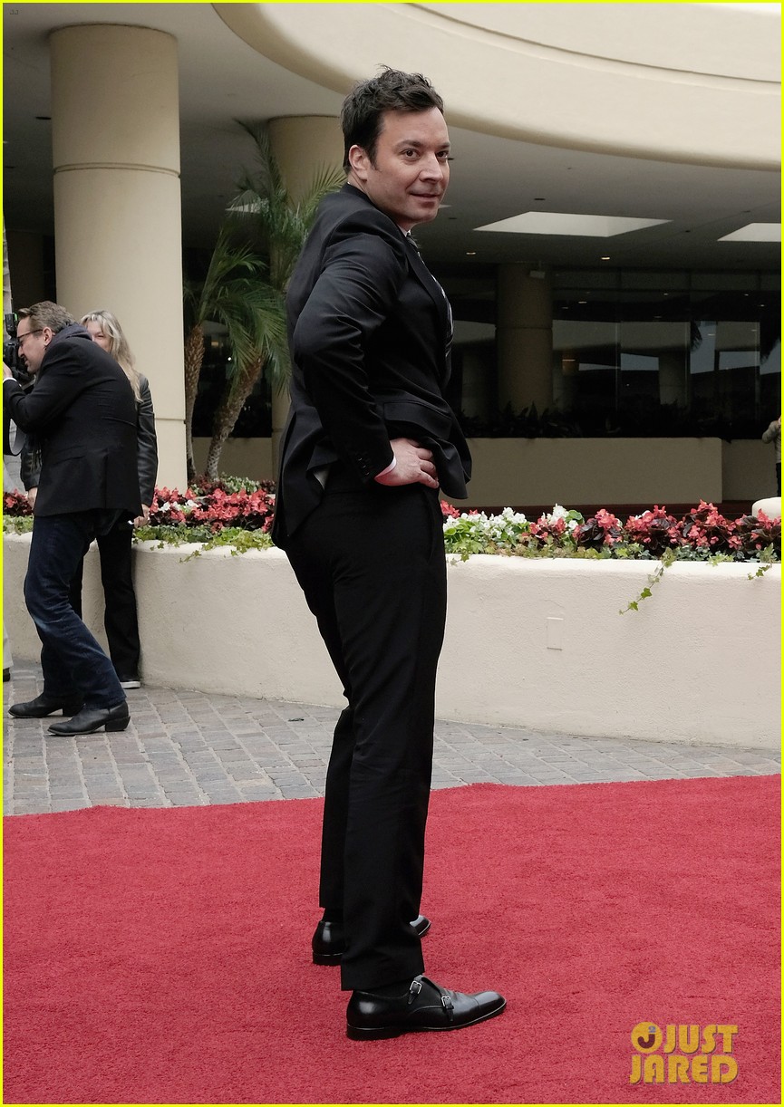 jimmy fallon rolls out the red carpet for the golden globes 09