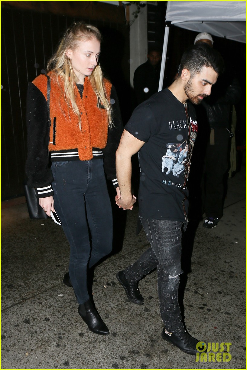 joe jonas and sophie turner hold hands at peoples choice awards after party2 10