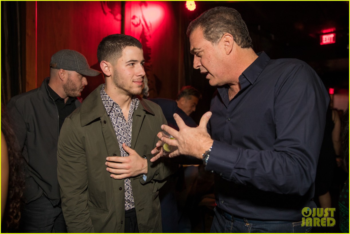 nick jonas suits up for obamas star studded final white house party 07