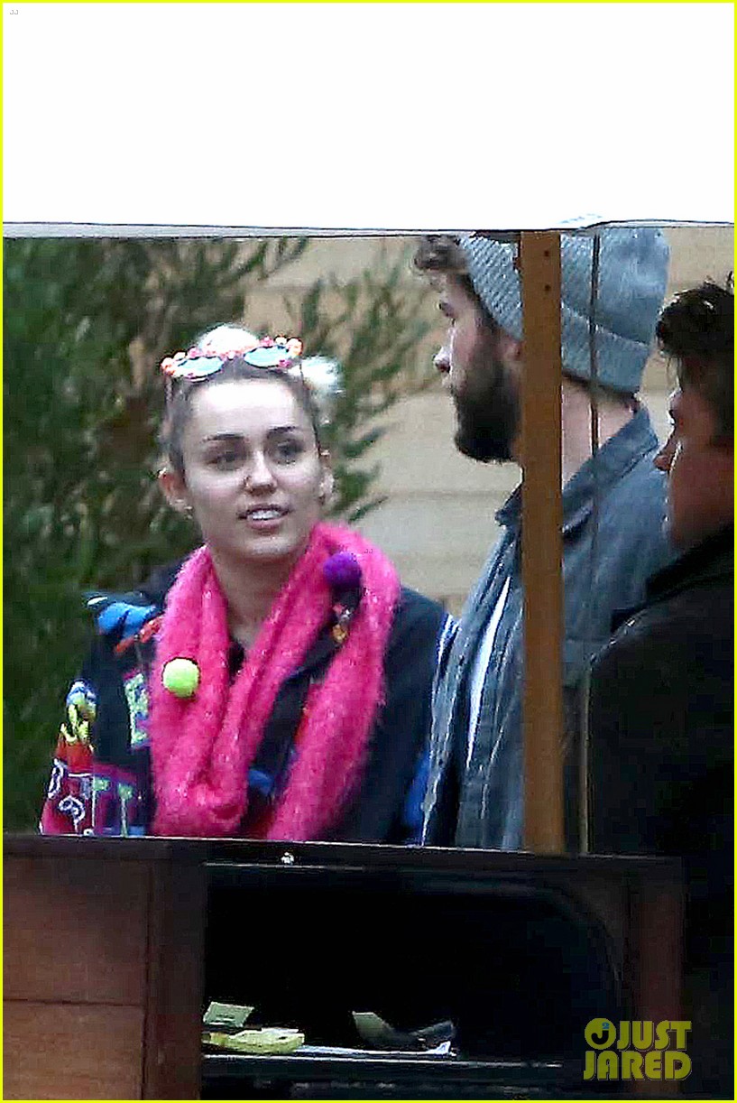 miley cyrus liam hemsworth meet for dinner after surfing session 04