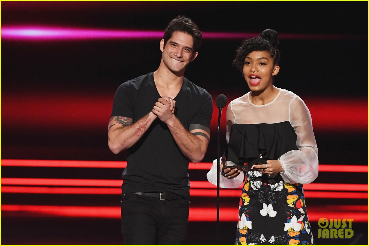 tyler posey presents at pcas after leaked video 01