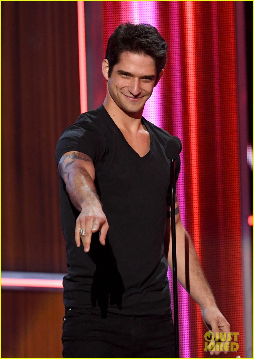 tyler posey presents at pcas after leaked video 02