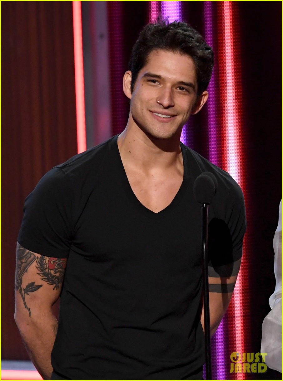 tyler posey presents at pcas after leaked video 04