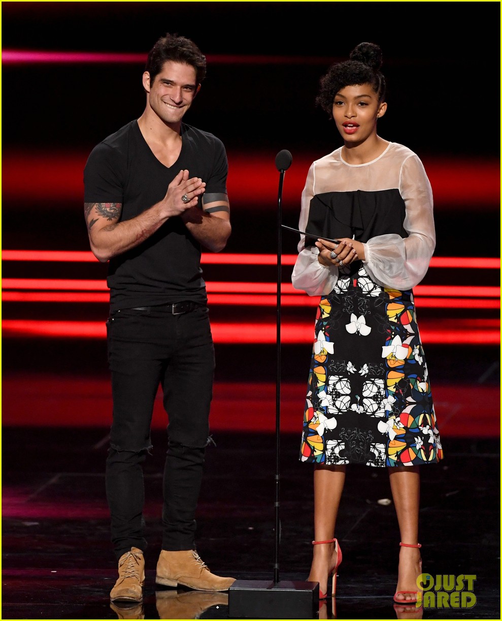 tyler posey presents at pcas after leaked video 05