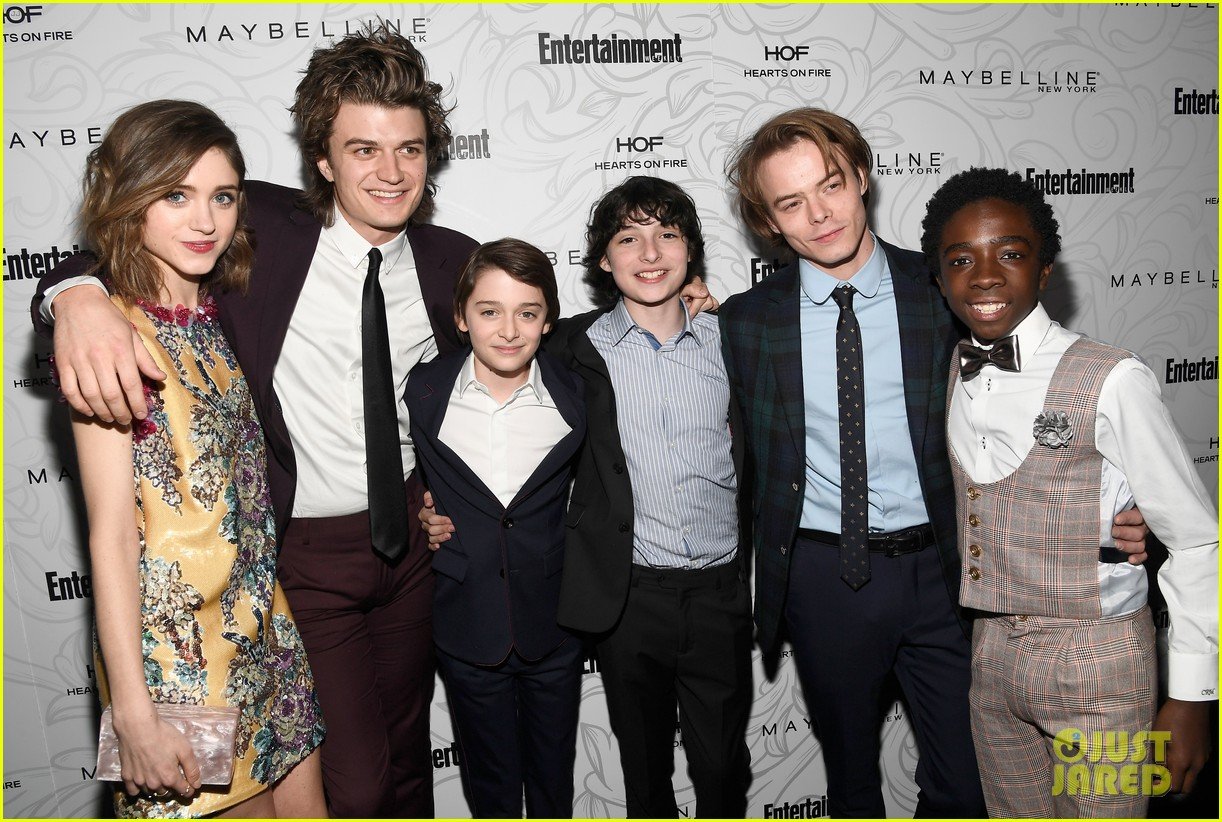 stranger things cast attend the ew sag party 01