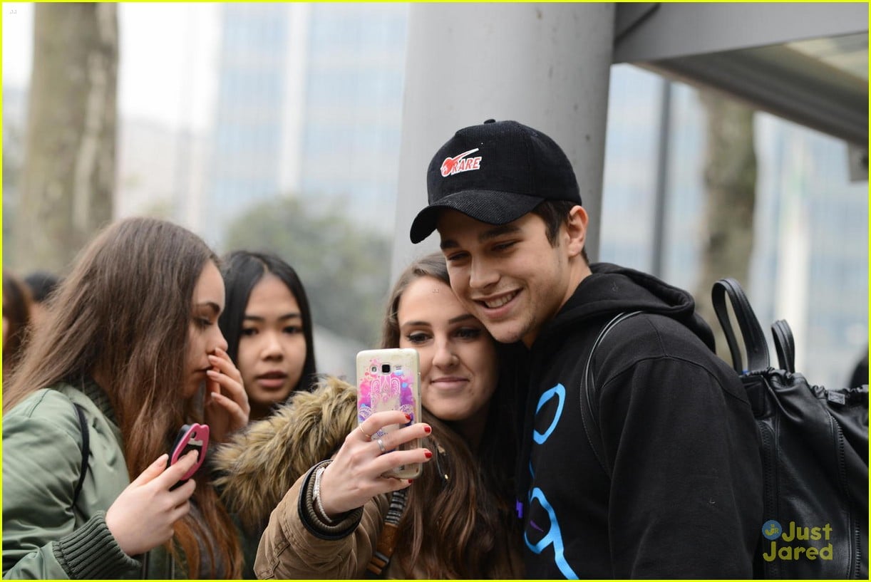 Austin Mahone Meets With Fans Ahead of Dolce & Gabbana Milan Fashion Show  Performance: Photo 1071780 | Austin Mahone Pictures | Just Jared Jr.