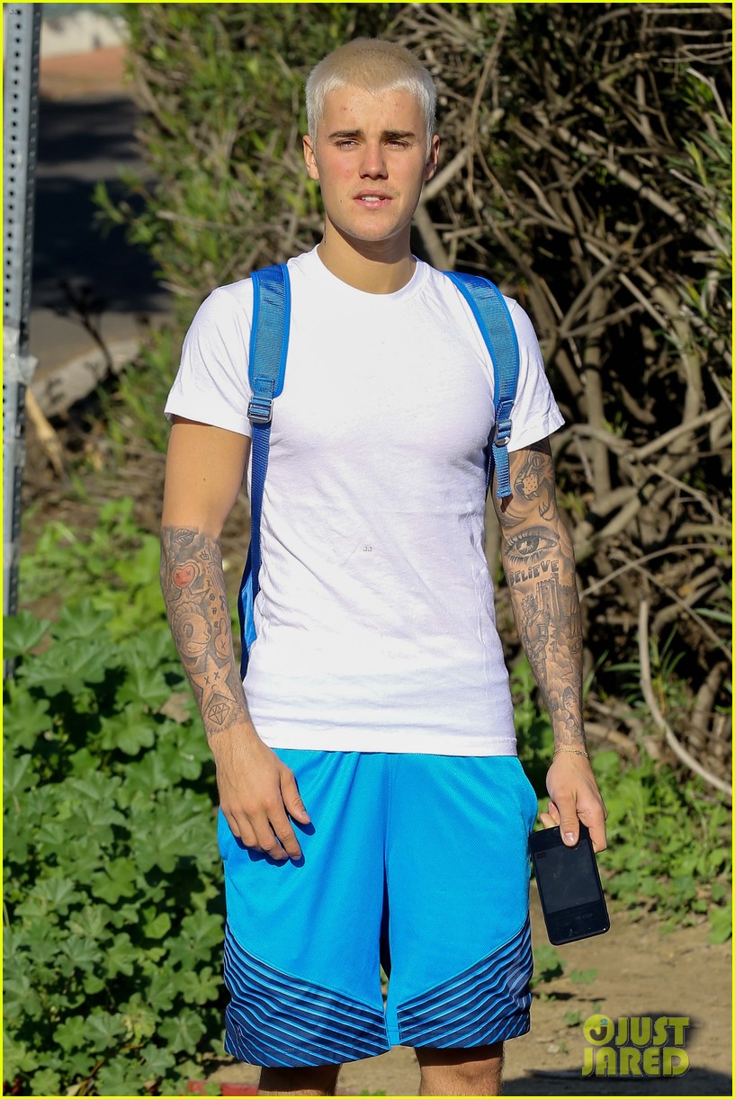 justin bieber heads out on a pre birthday hike 04