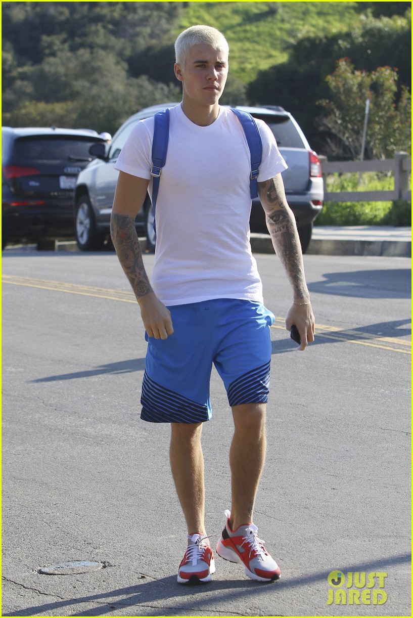 justin bieber heads out on a pre birthday hike 05