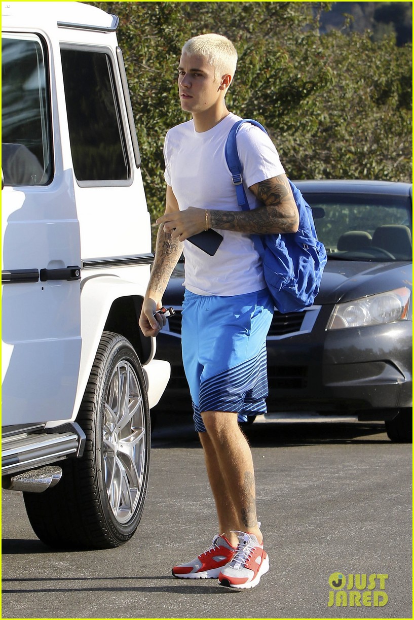 justin bieber heads out on a pre birthday hike 06