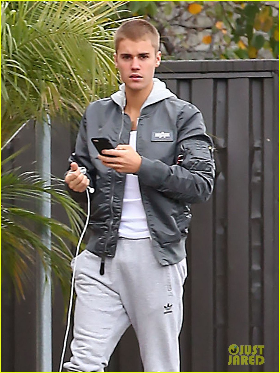 justin bieber joins pick up basketball game on venice beach 01