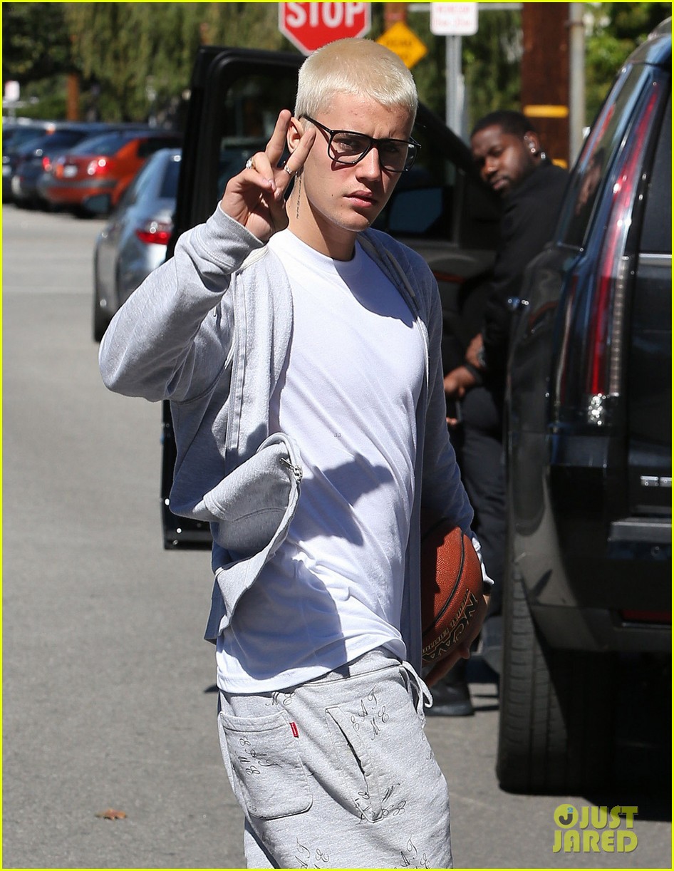 justin bieber joins pick up basketball game on venice beach 03