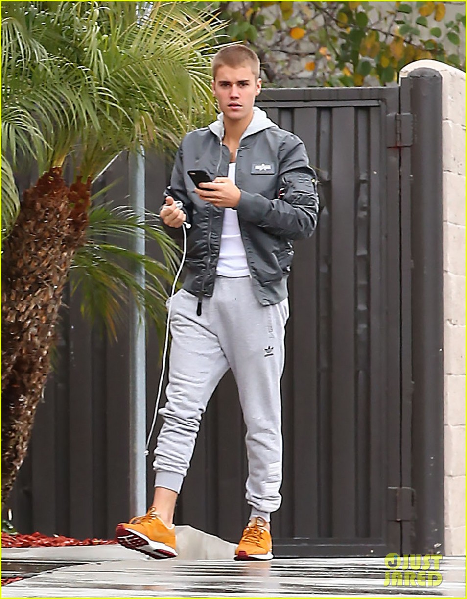 justin bieber joins pick up basketball game on venice beach 04