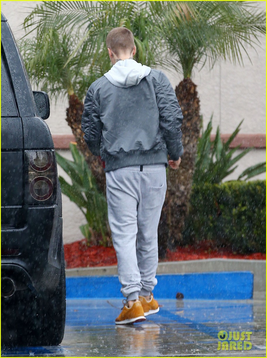 justin bieber joins pick up basketball game on venice beach 06
