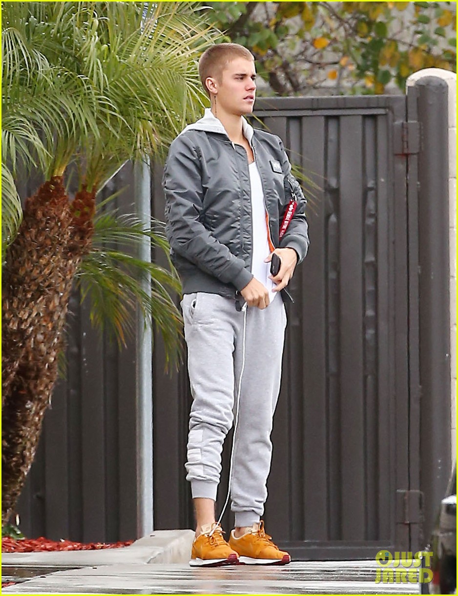 justin bieber joins pick up basketball game on venice beach 08