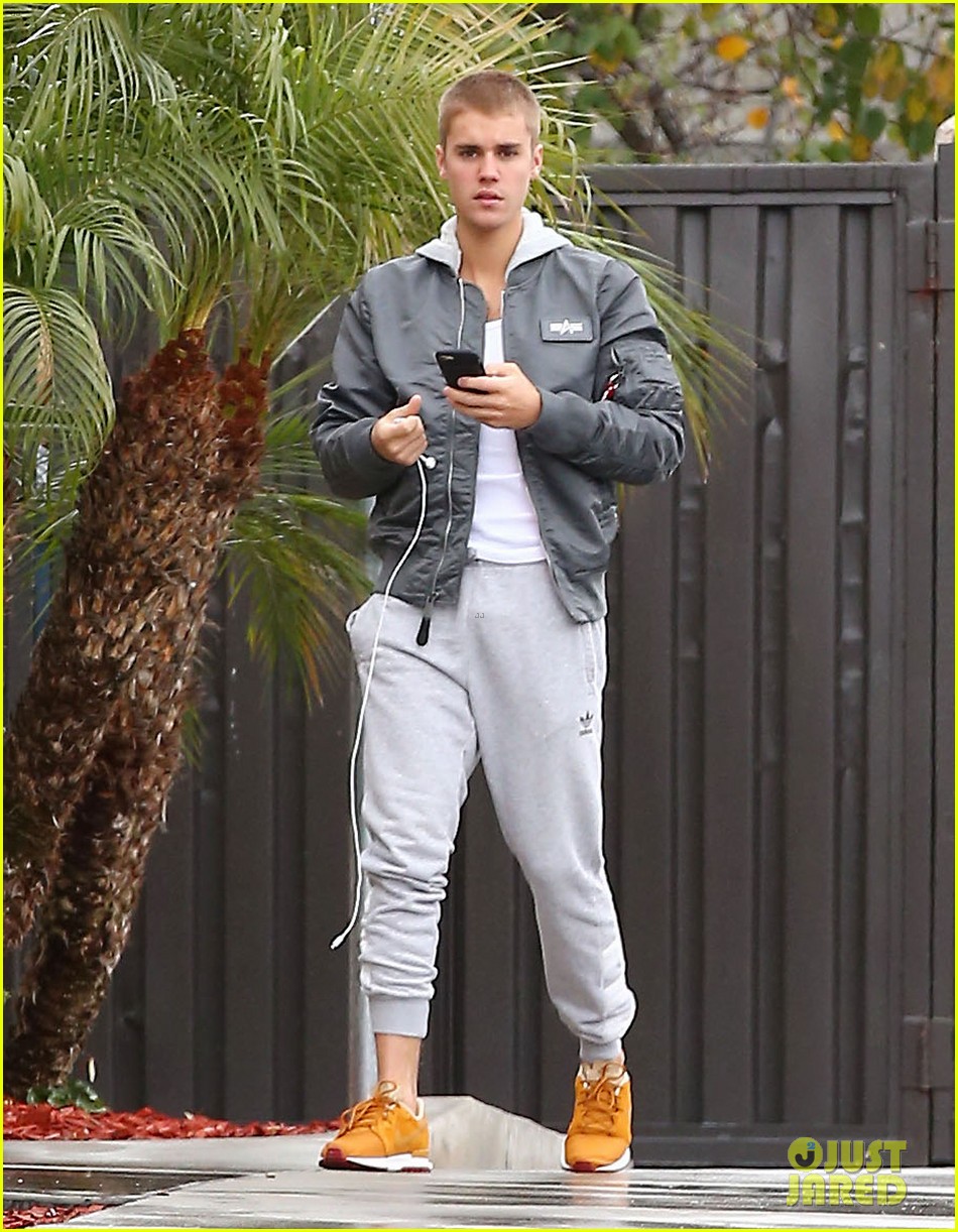 justin bieber joins pick up basketball game on venice beach 09