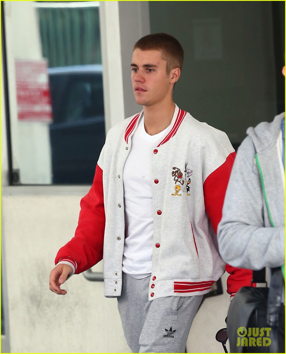 justin bieber joins pick up basketball game on venice beach 12