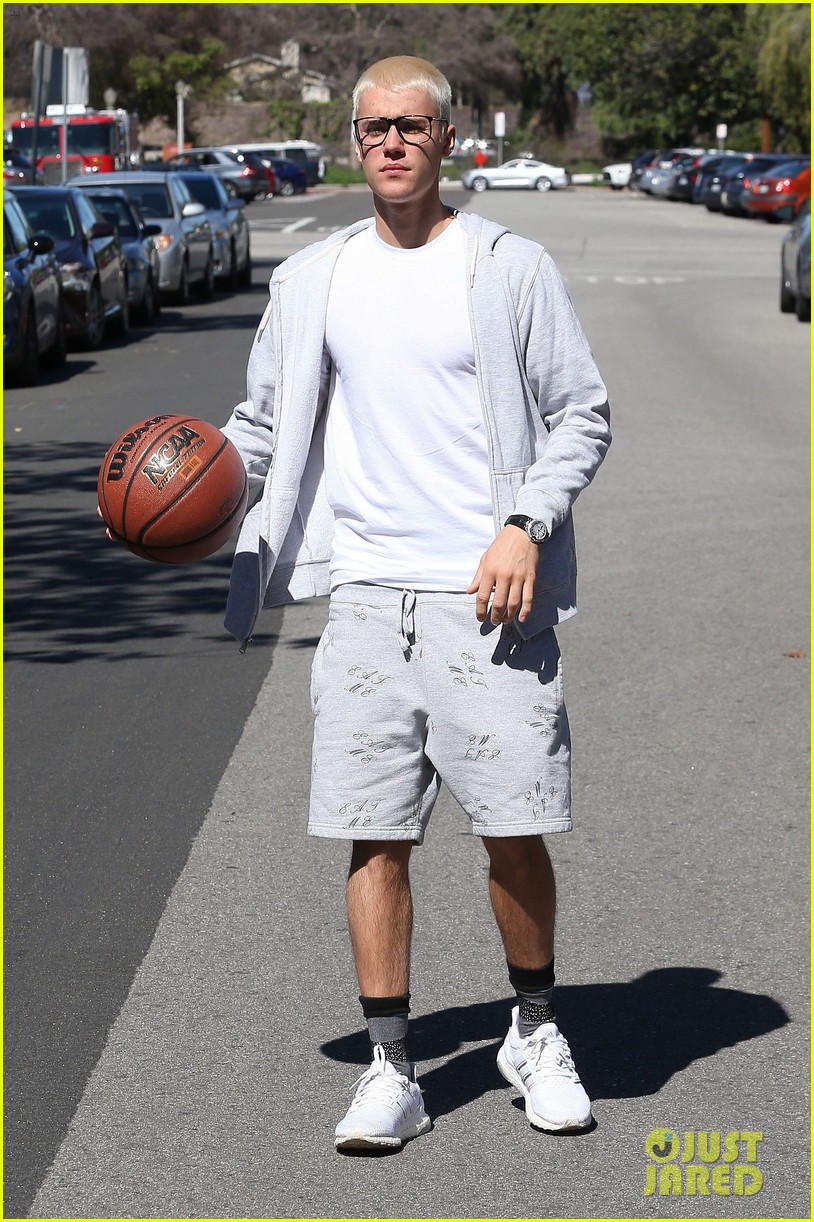 justin bieber joins pick up basketball game on venice beach 20