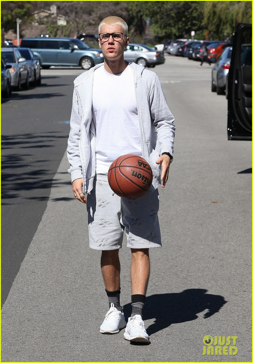 justin bieber joins pick up basketball game on venice beach 21