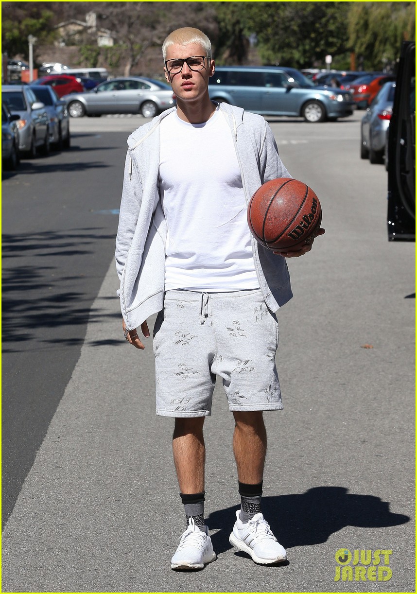 justin bieber joins pick up basketball game on venice beach 22