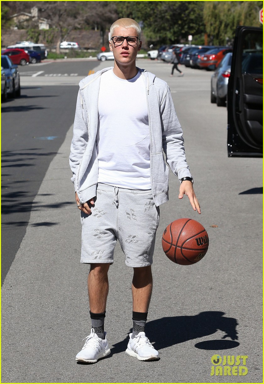 justin bieber joins pick up basketball game on venice beach 23