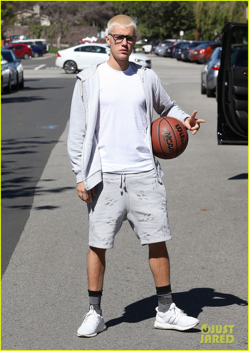 justin bieber joins pick up basketball game on venice beach 24