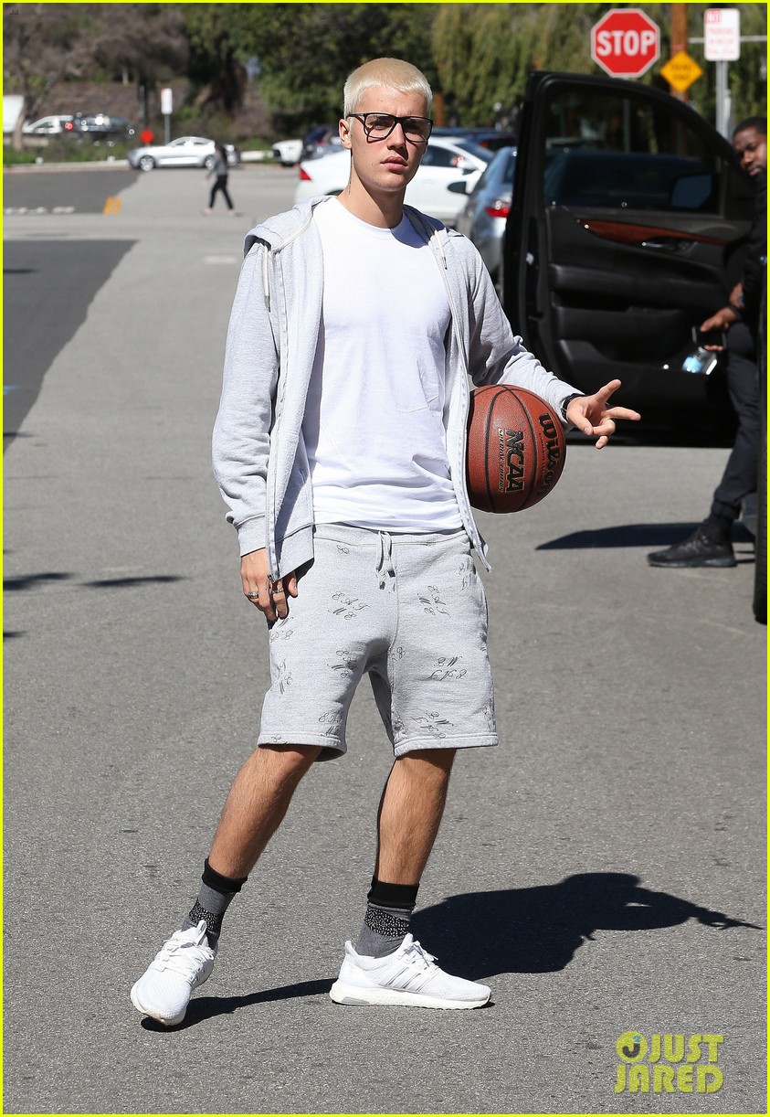 justin bieber joins pick up basketball game on venice beach 25