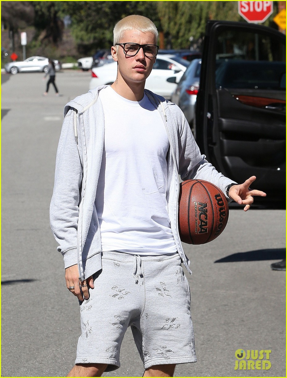 justin bieber joins pick up basketball game on venice beach 26