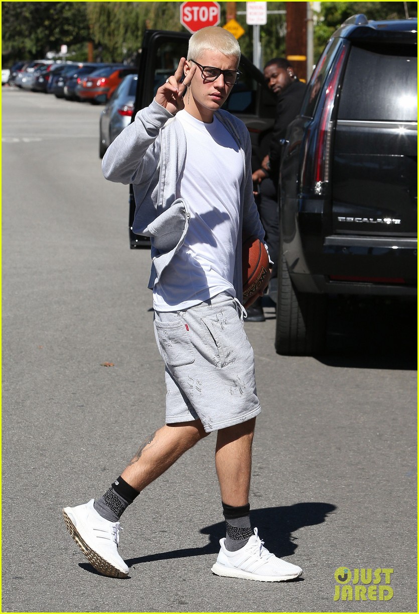 justin bieber joins pick up basketball game on venice beach 28