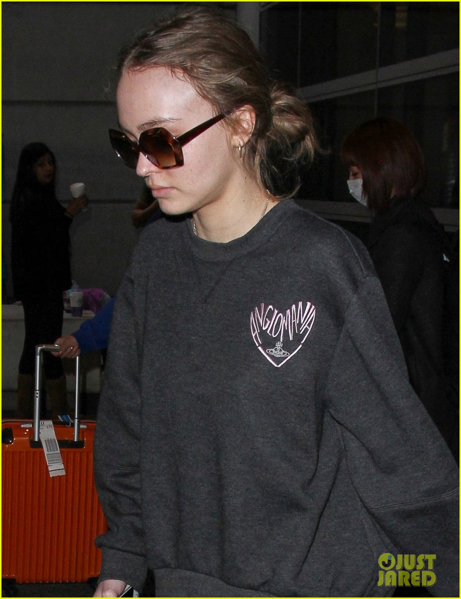 lily rose depp keeps a low profile arriving at lax 02