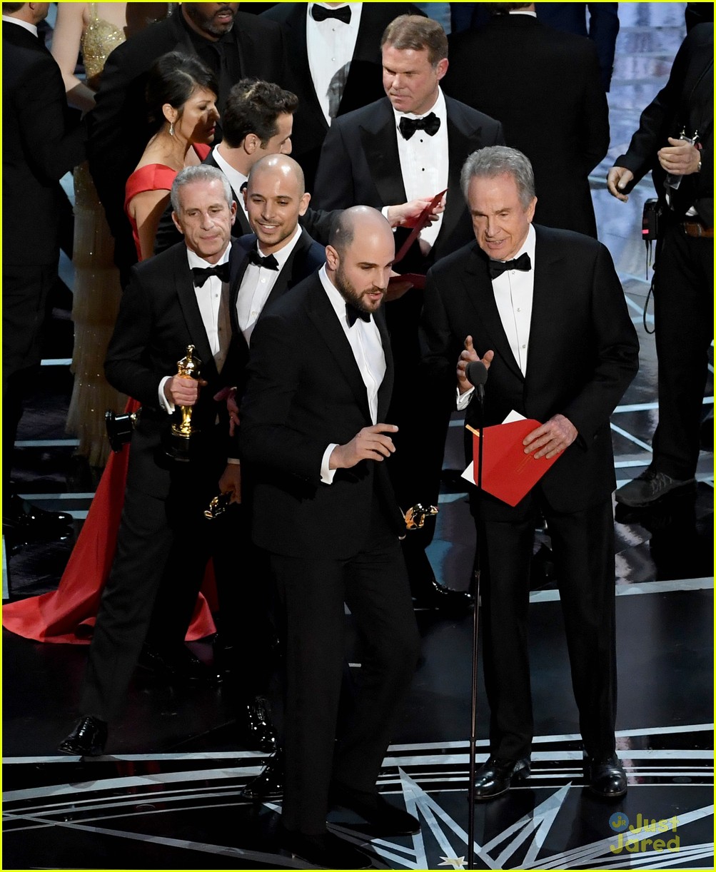 Oscars 2017 Here's What Happened With EnvelopeGate (Video) Photo