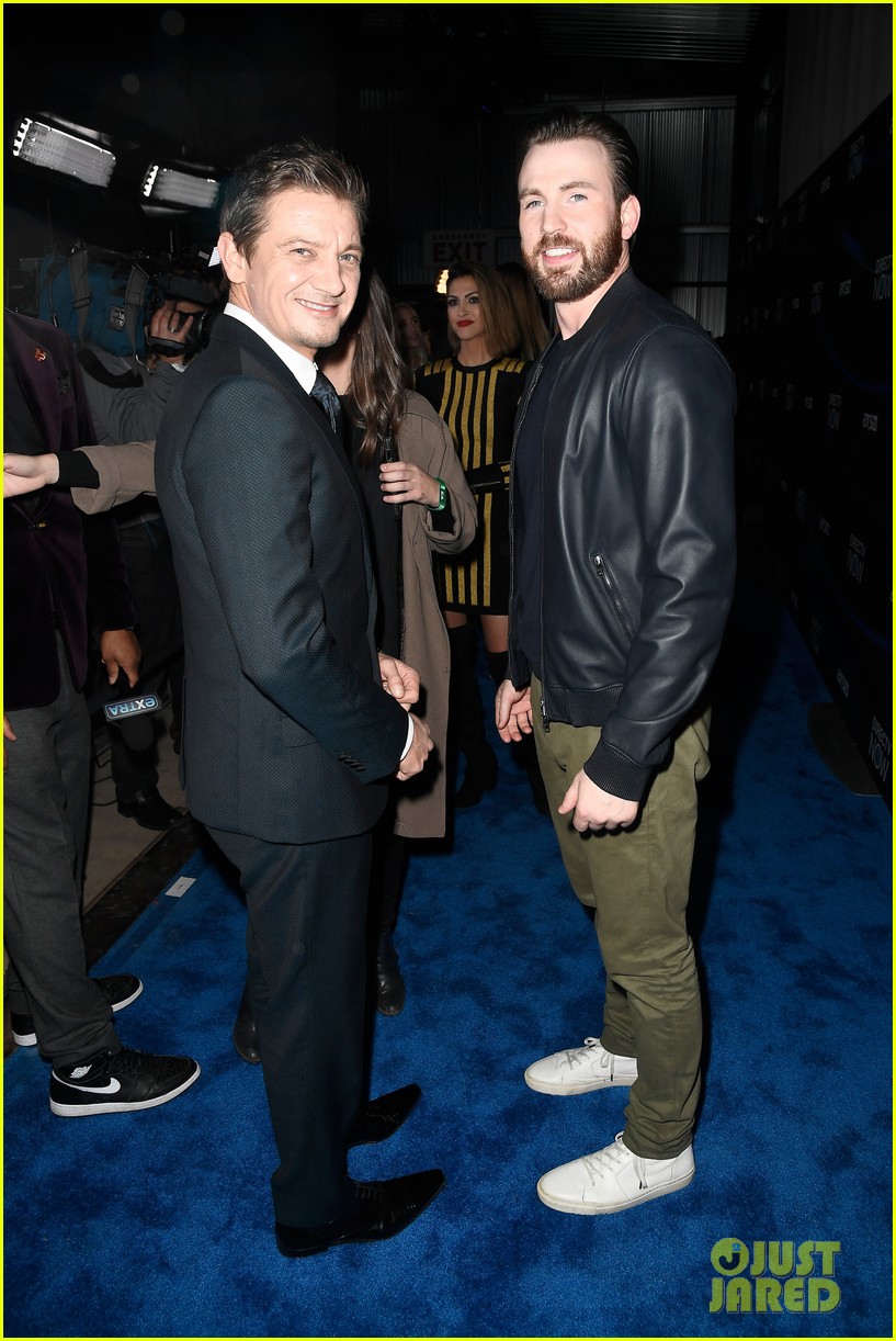 chris evans and jeremy renner make it an avengers reunion at directv now super saturday night 08